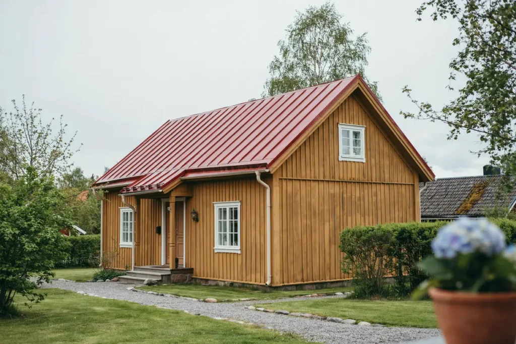 ge pl ttaket nytt liv med takm lning s skyddar du huset och lyfter helhetsintrycket